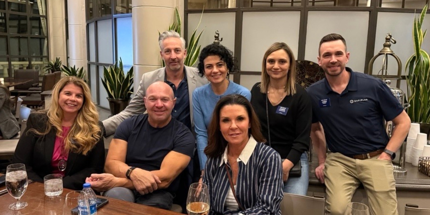 Maxwell TEC leadership smiling with other leaders at Home Care 100